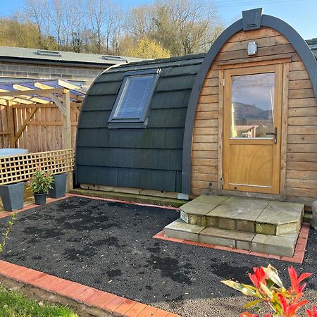 ホテル Squirrel Glamping Pod School House Farm Leighton  エクステリア 写真