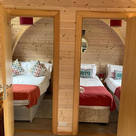 ホテル Squirrel Glamping Pod School House Farm Leighton  エクステリア 写真