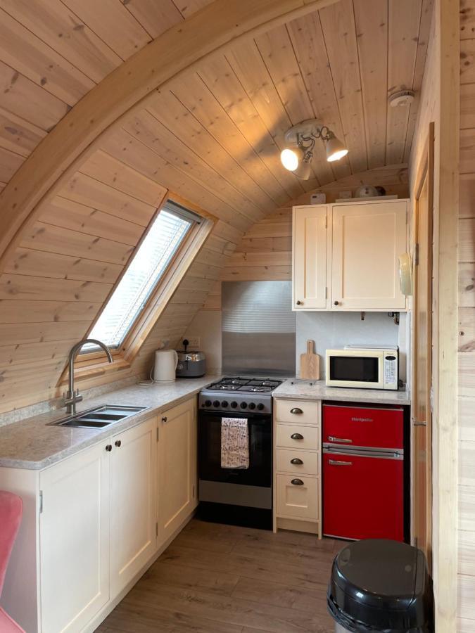 ホテル Squirrel Glamping Pod School House Farm Leighton  エクステリア 写真