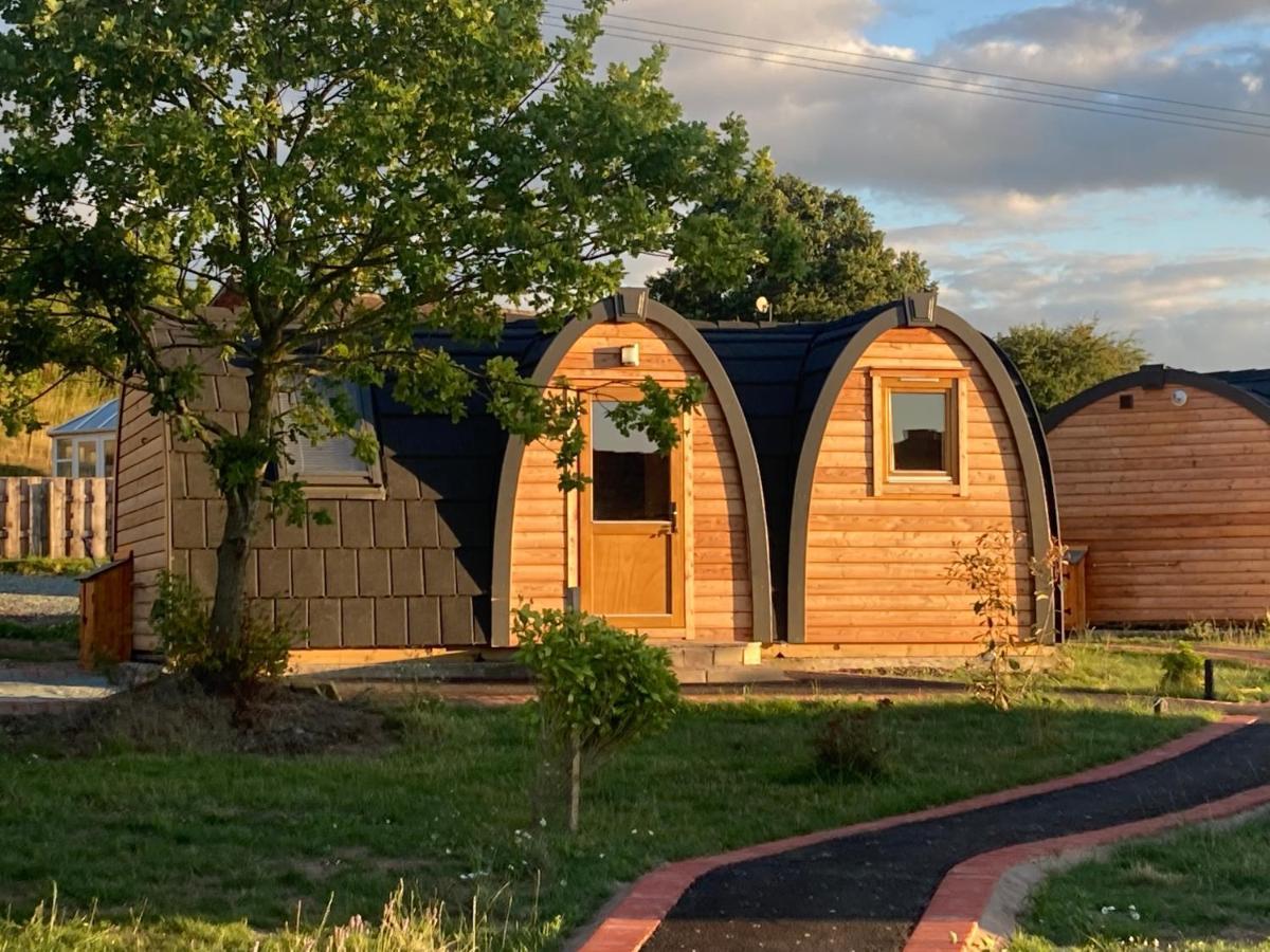 ホテル Squirrel Glamping Pod School House Farm Leighton  エクステリア 写真