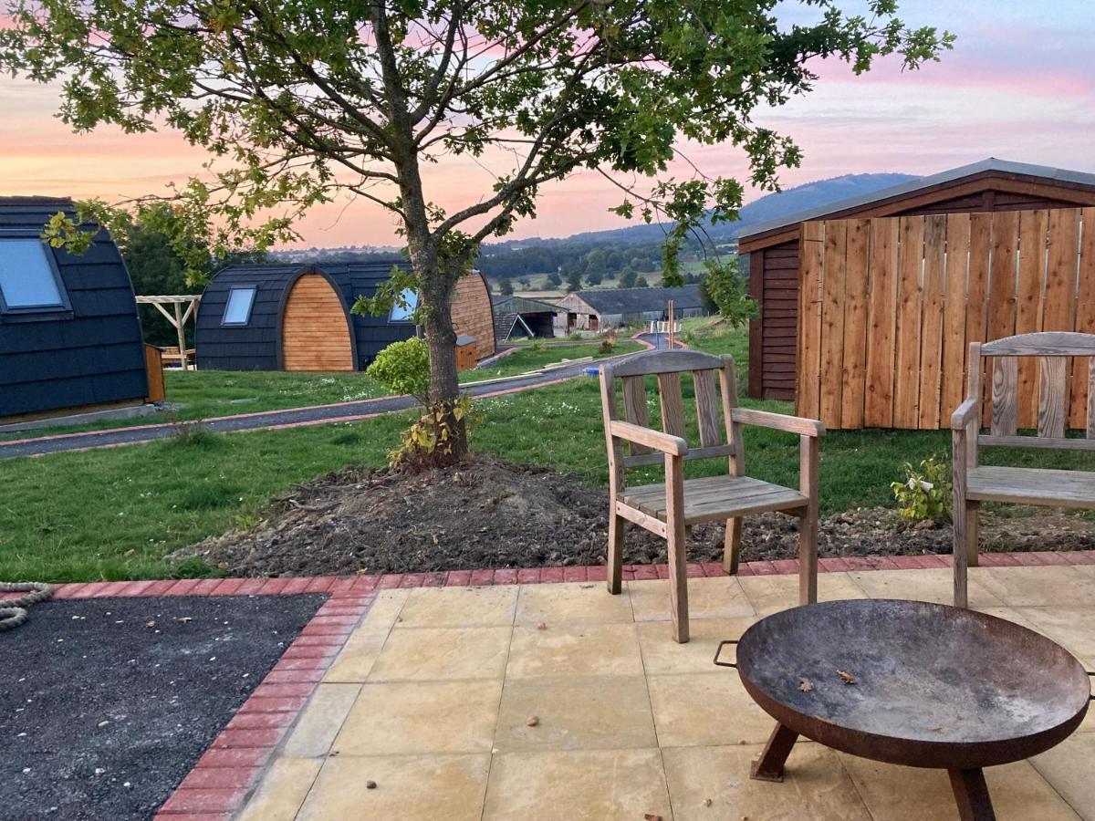 ホテル Squirrel Glamping Pod School House Farm Leighton  エクステリア 写真
