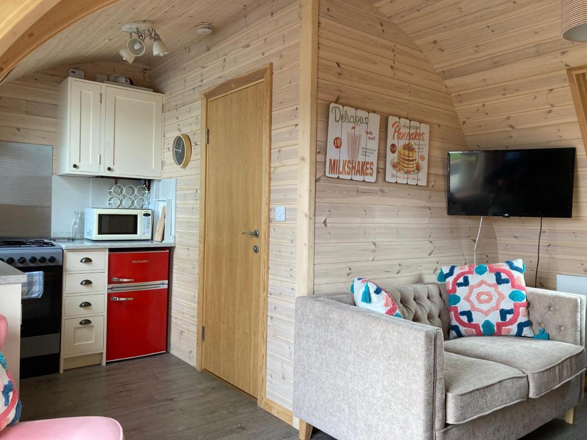 ホテル Squirrel Glamping Pod School House Farm Leighton  エクステリア 写真