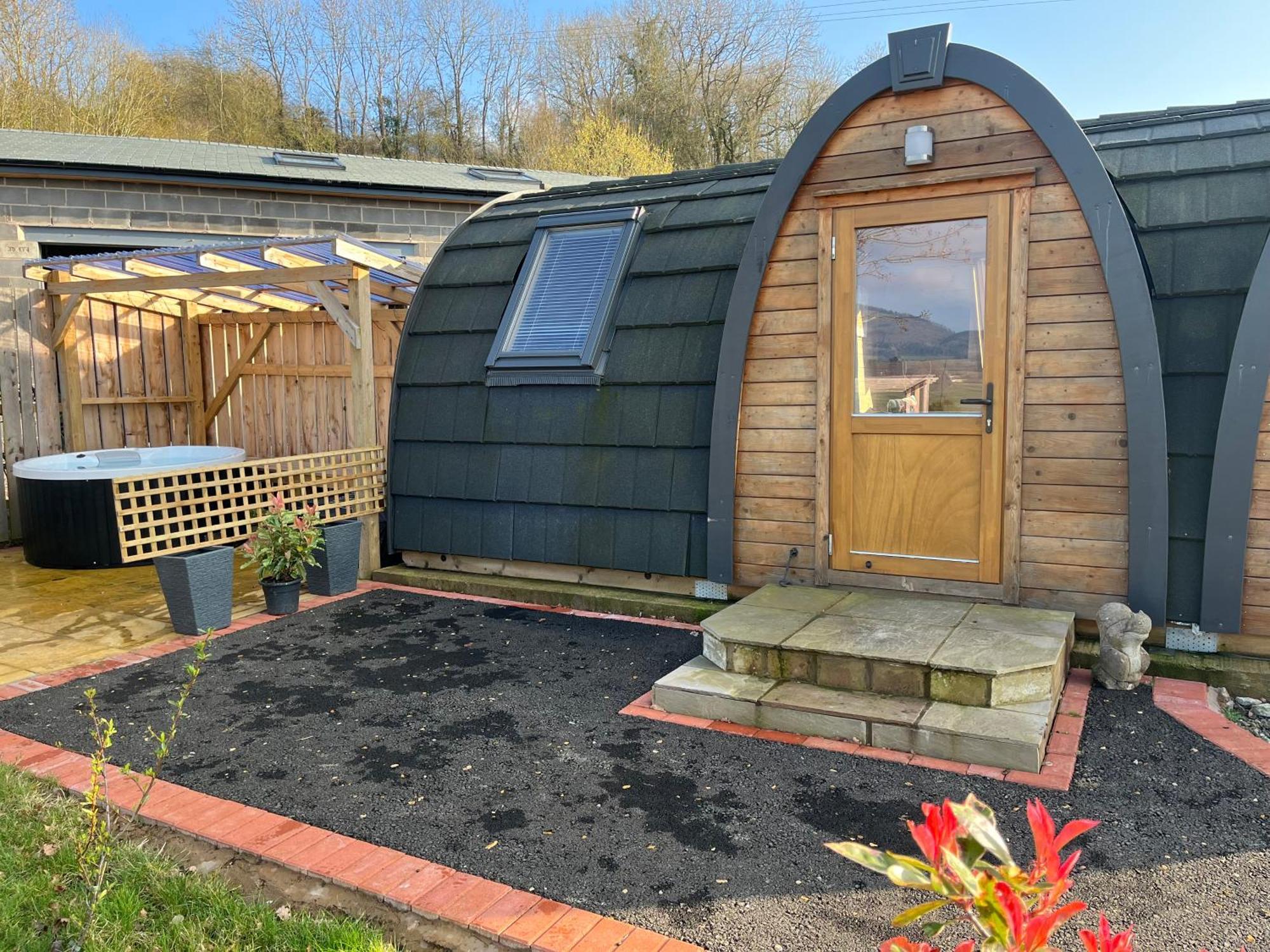 ホテル Squirrel Glamping Pod School House Farm Leighton  エクステリア 写真
