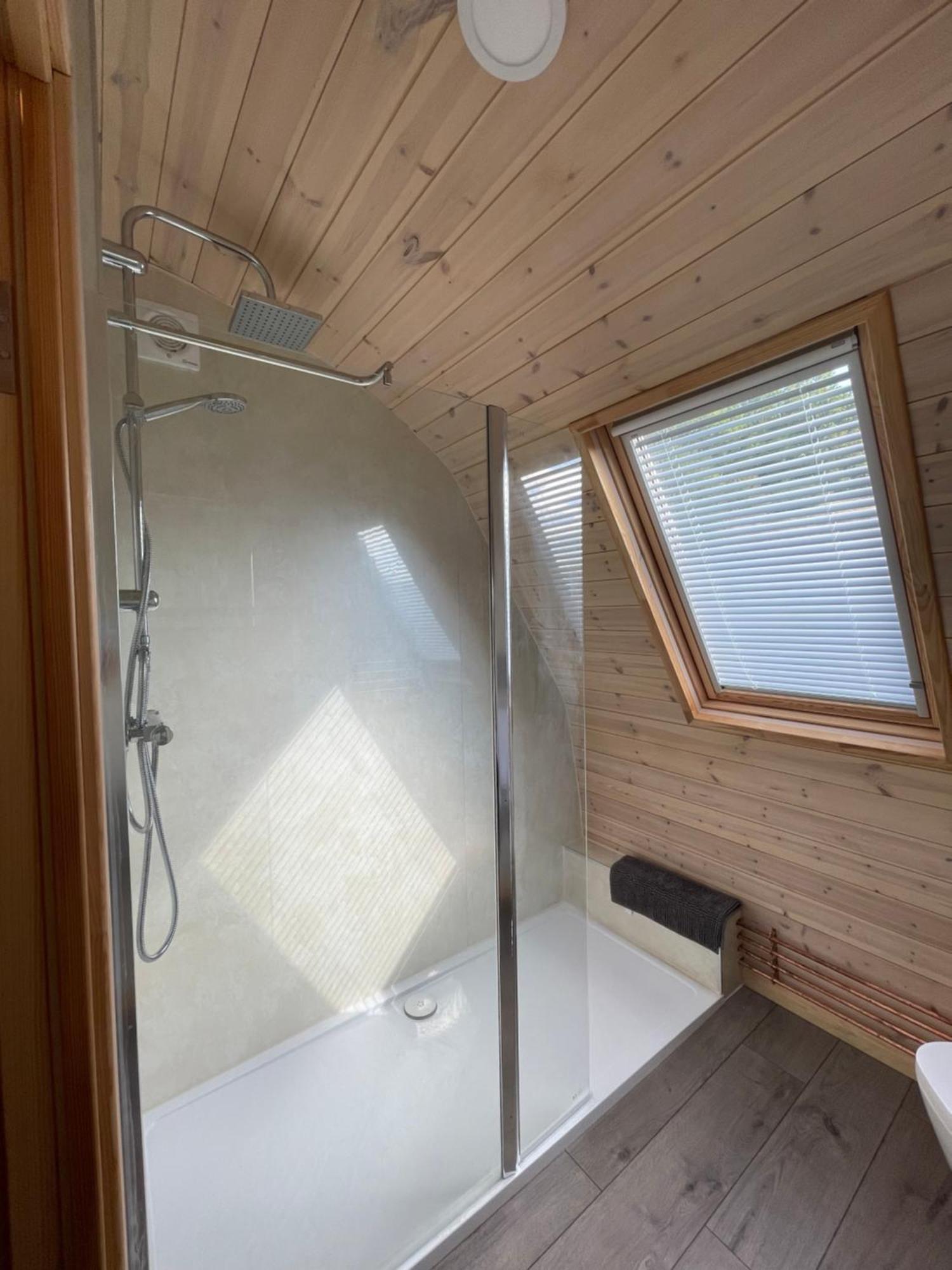 ホテル Squirrel Glamping Pod School House Farm Leighton  エクステリア 写真