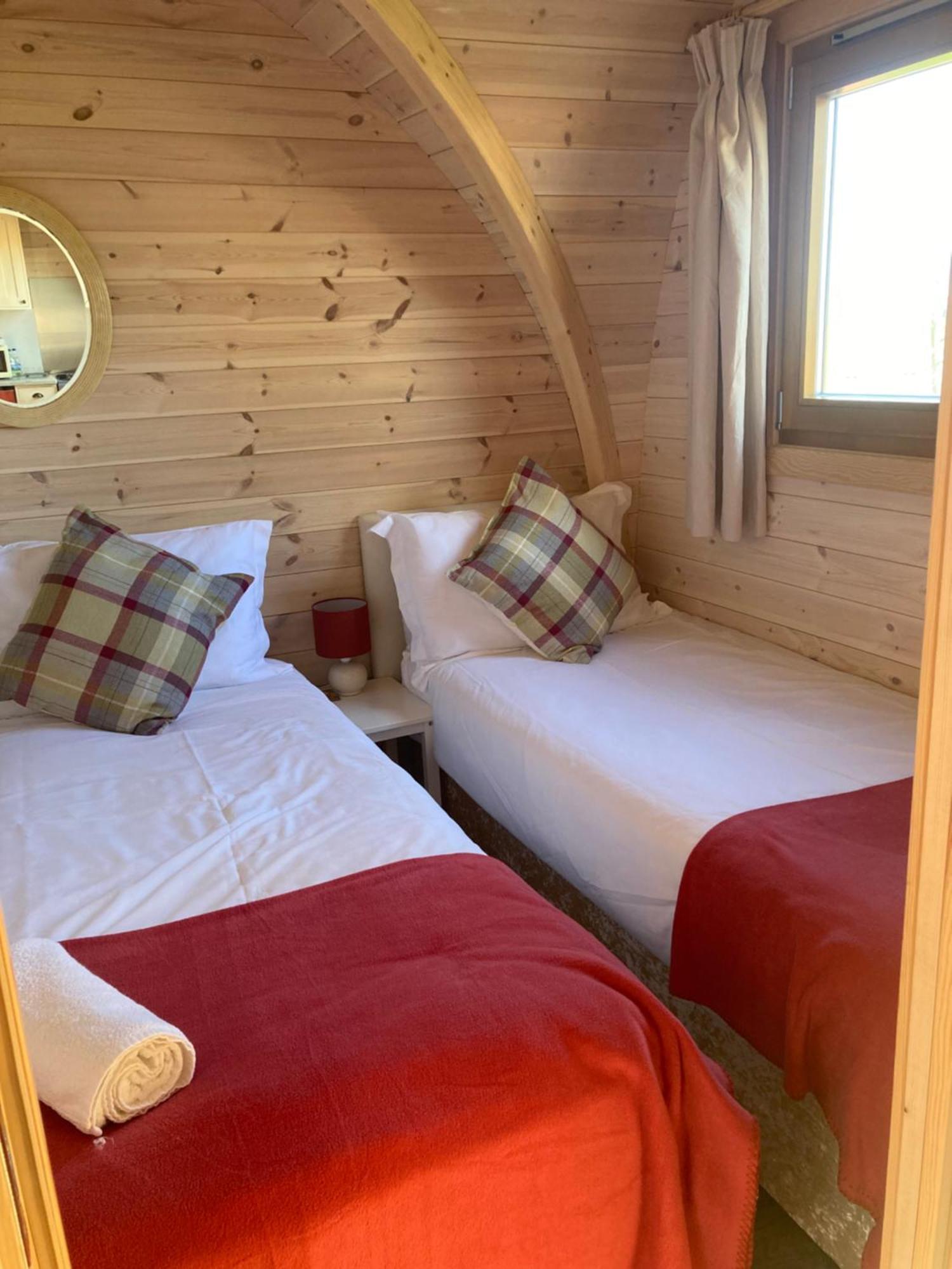 ホテル Squirrel Glamping Pod School House Farm Leighton  エクステリア 写真