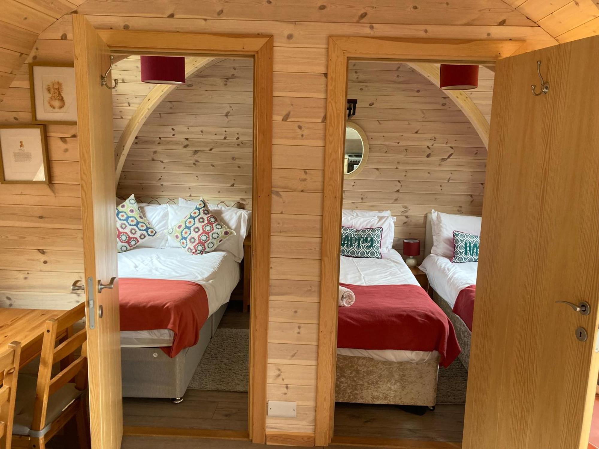 ホテル Squirrel Glamping Pod School House Farm Leighton  エクステリア 写真